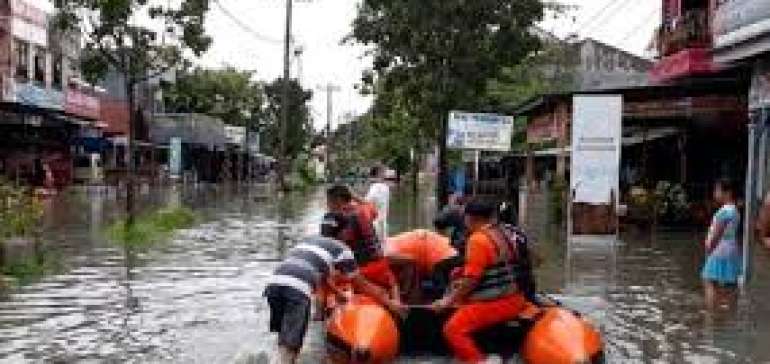 Basarnas Evakuasi Korban Banjir Yang Mengalami Keguguran